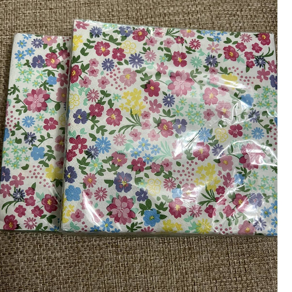 CREATIVE CONVERTING FLORAL TEA PARTY NAPKINS 16 COUNT - Picture 1 of 3